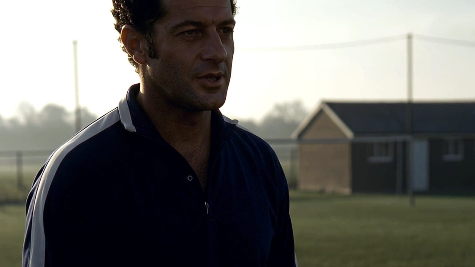 Ruud staat op het veld en kijkt de kant van zijn spelers op.