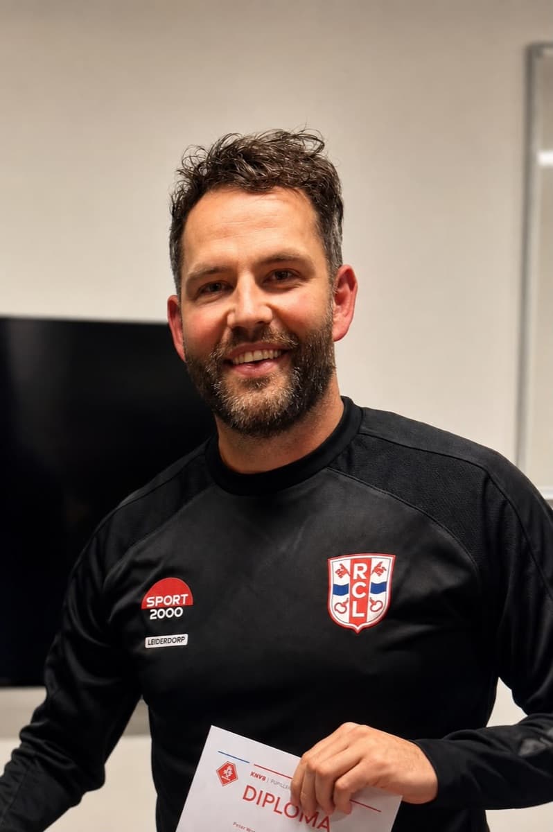 Peter Wansink met zijn KNVB-diploma